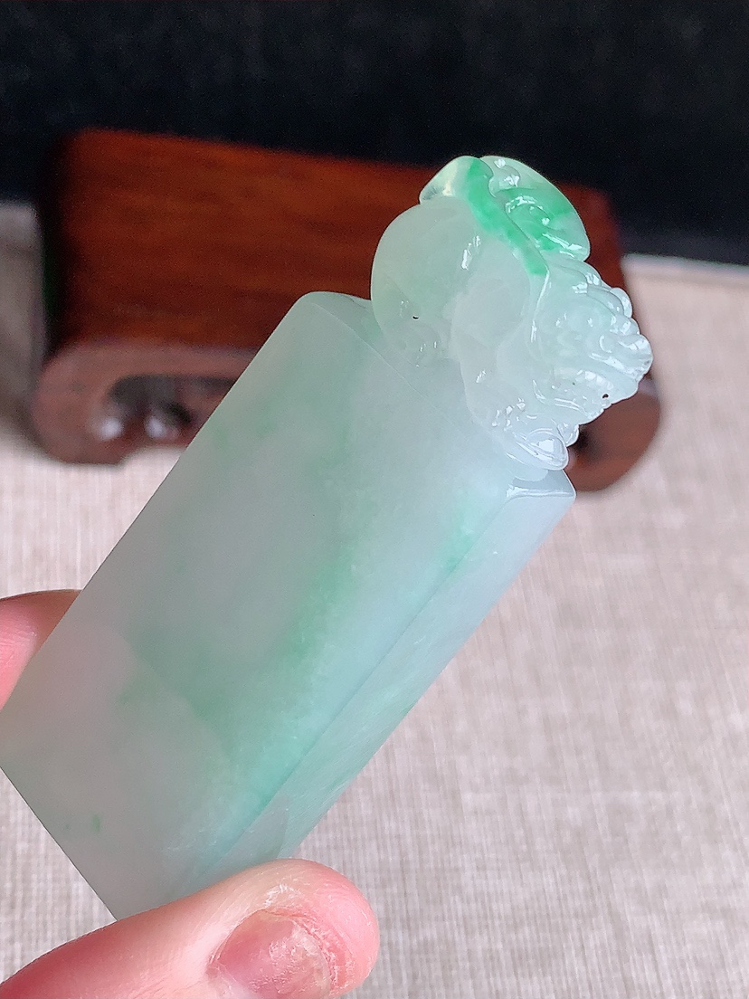 天然A货翡翠飘绿招财貔貅印章 
尺寸59.8-23.2-11.8mm 重量47.33g 0410