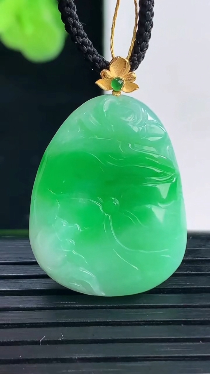 天然A货翡翠和和美美 荷叶鱼吊坠尺寸30.4-20.3-5.8重量:6.67g
4月11日