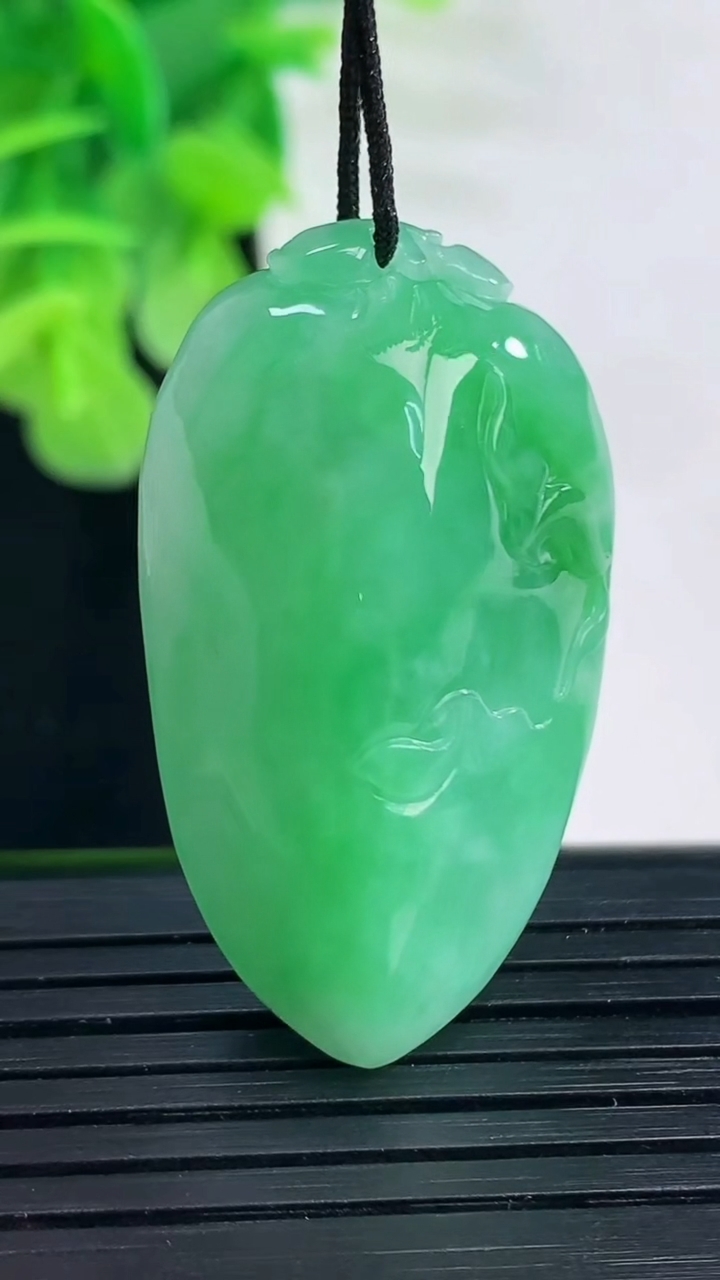 天然A货翡翠福瓜吊坠尺寸37.6-20.9-11.1重量:14.95g
4月11日