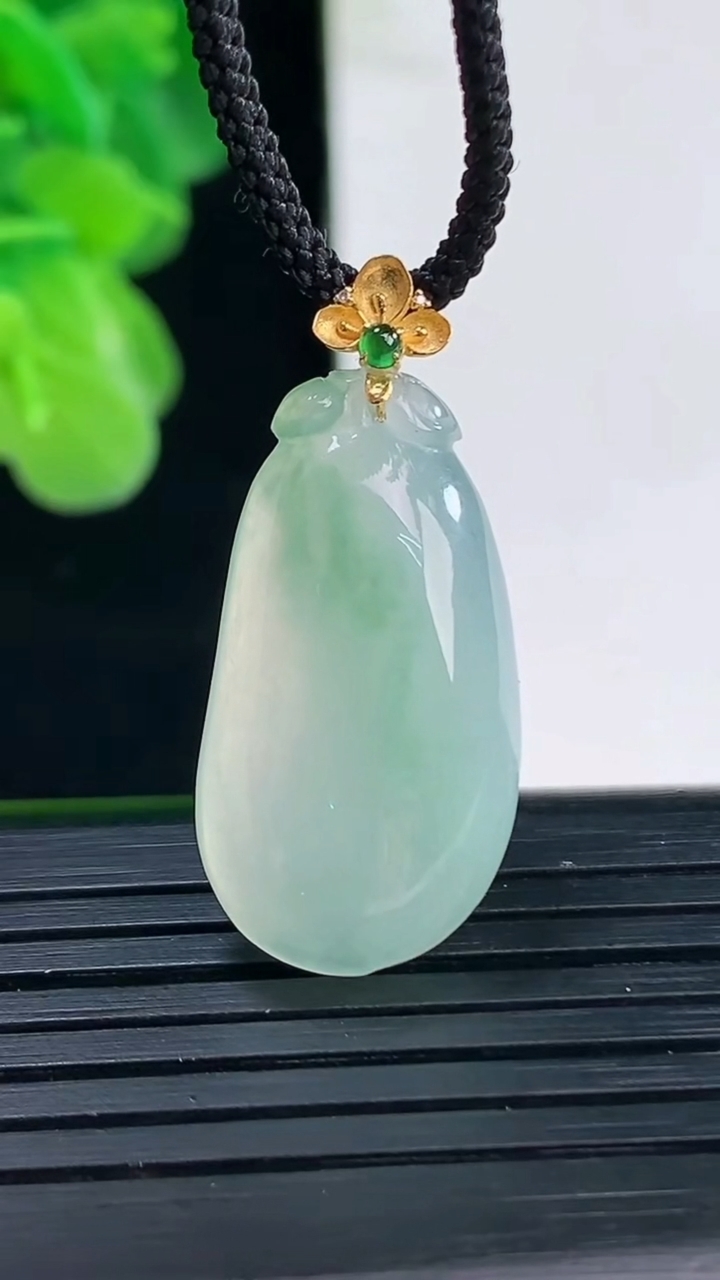 天然A货翡翠福瓜吊坠尺寸31-13.8-5.5重量:4.27g
4月11日