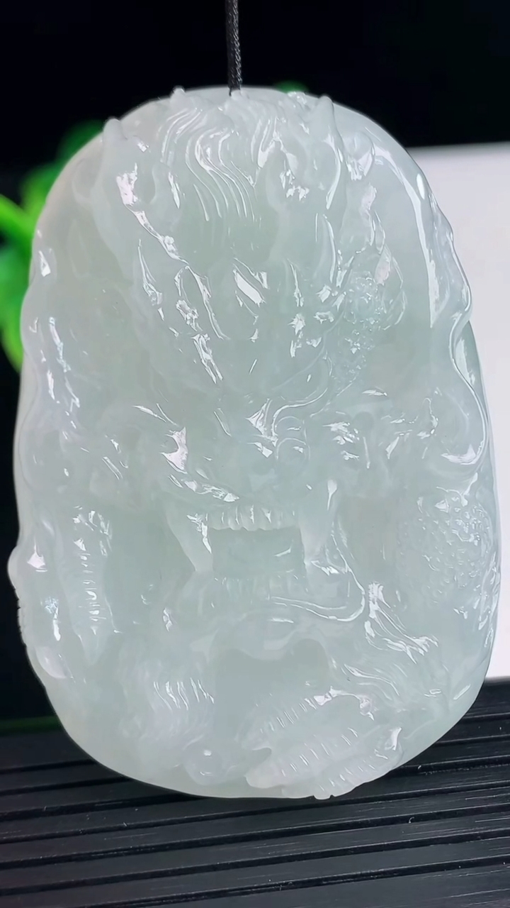 天然A货翡翠龙牌吊坠尺寸60.8-41.7-11.8重量:52.91g
4月11日