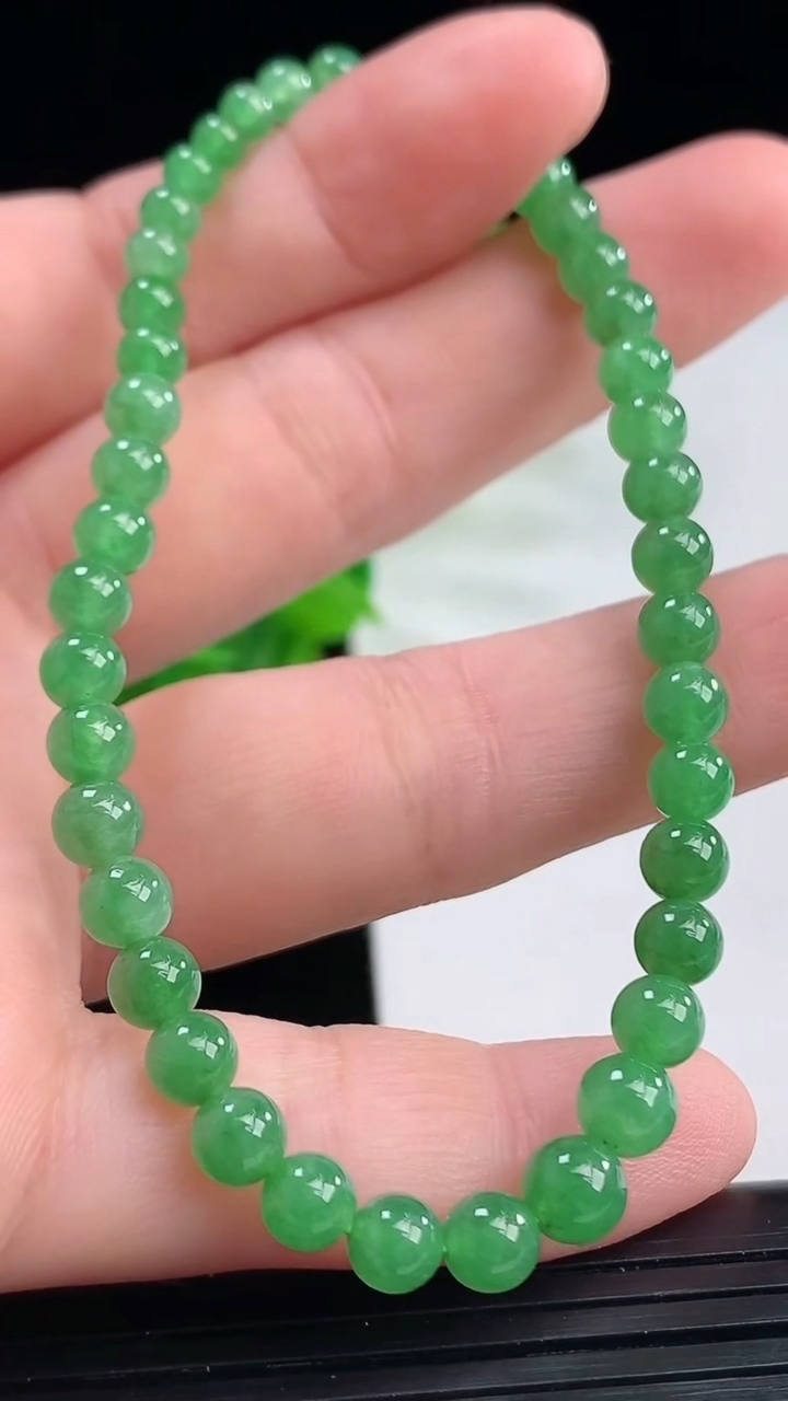 天然A货翡翠圆珠手串尺寸4.6重量:7.32g4月11日
工厂直销收藏佳品,种好水足，色泽均匀，有种
