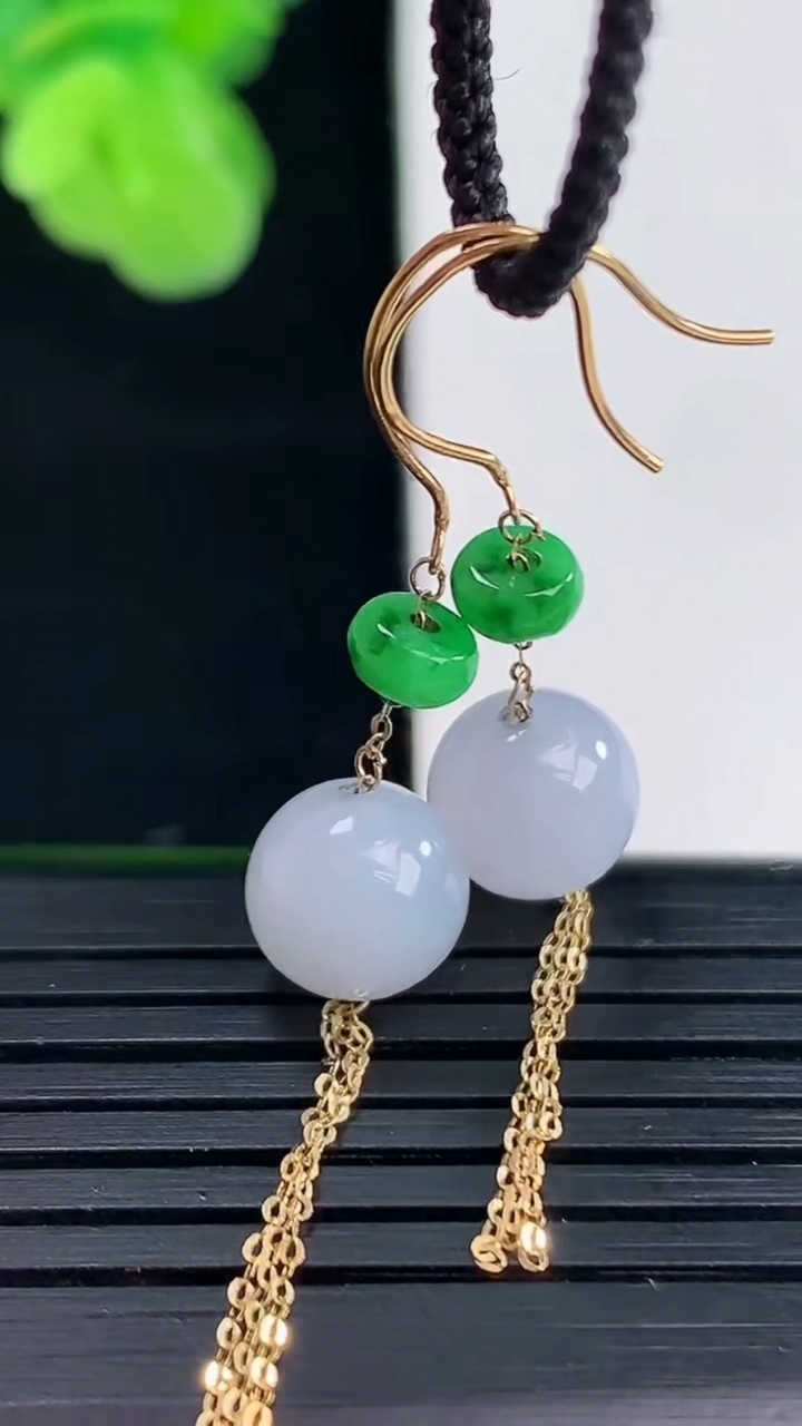 天然A货翡翠18K金紫罗兰圆珠耳坠尺寸8.5重量:2.85g4月11日
工厂直销收藏佳品,种好水足，色泽均匀，有种有色，上手高大气！