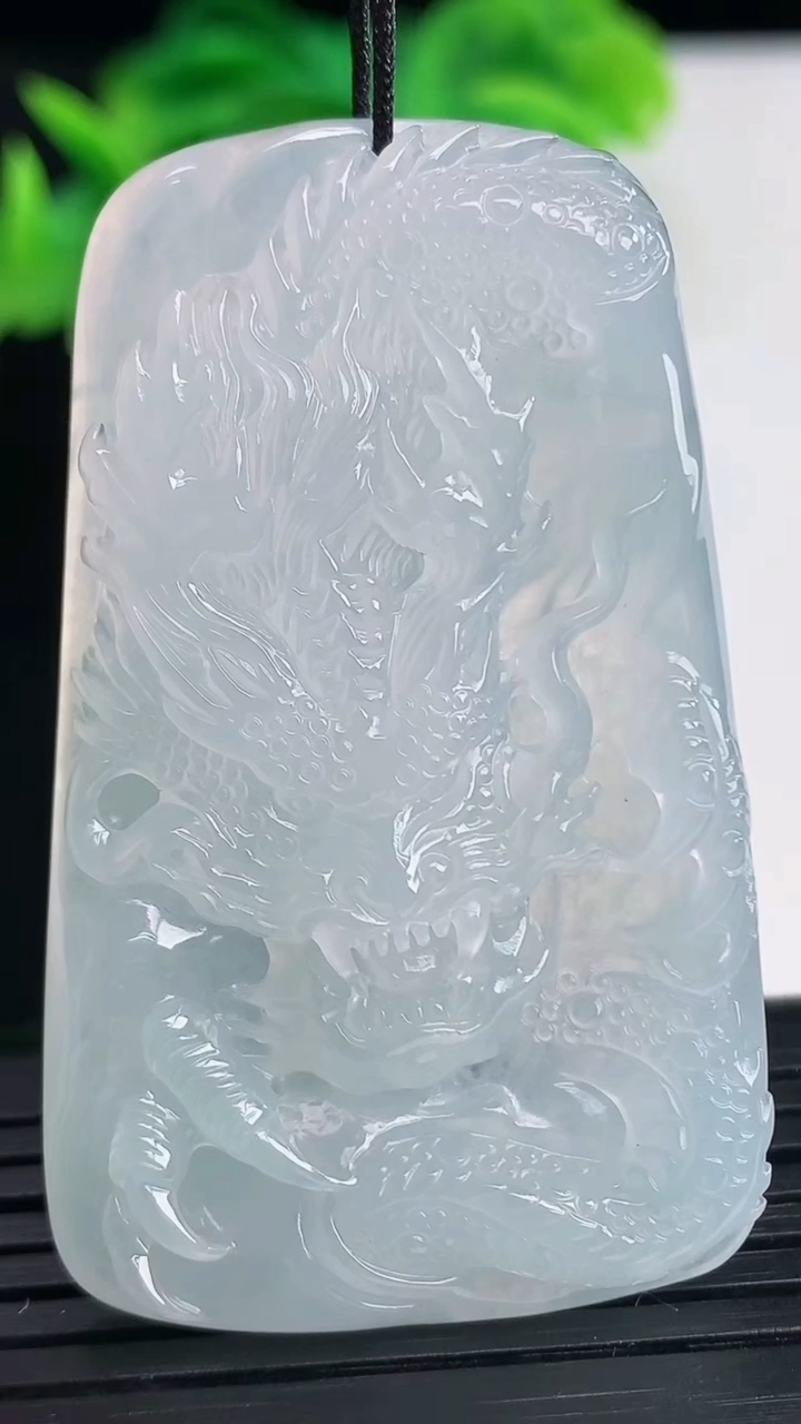 天然A货翡翠龙牌吊坠尺寸52.6-31.2-6.2重量:21.74g
4月11日