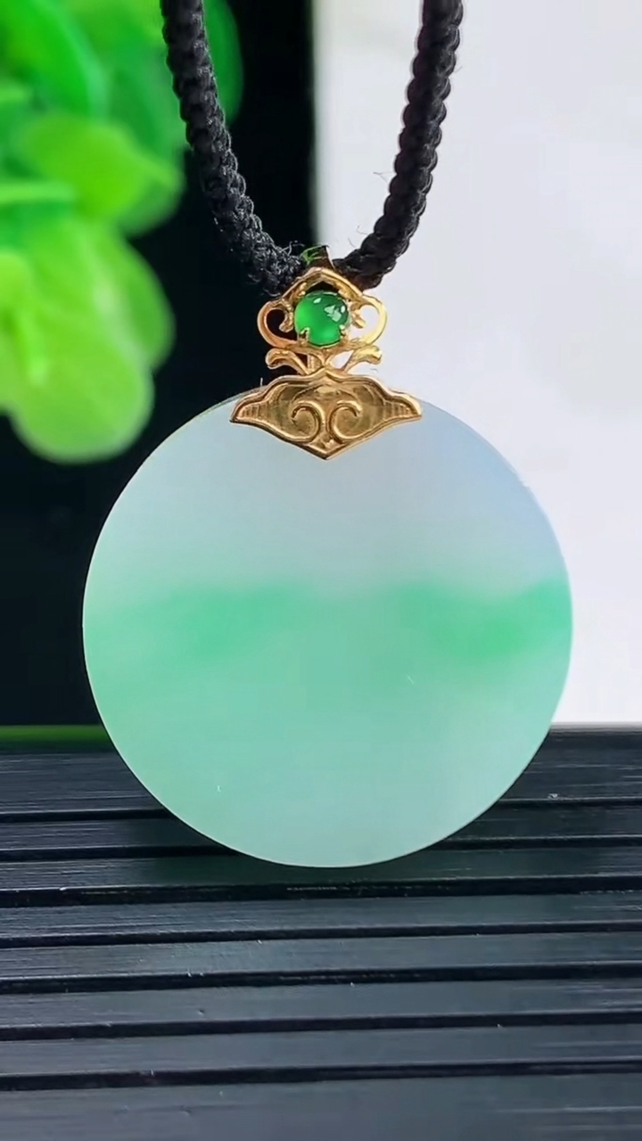 天然A货翡翠无事牌吊坠尺寸28.7-22.4-3.7重量:5.33g
4月11日