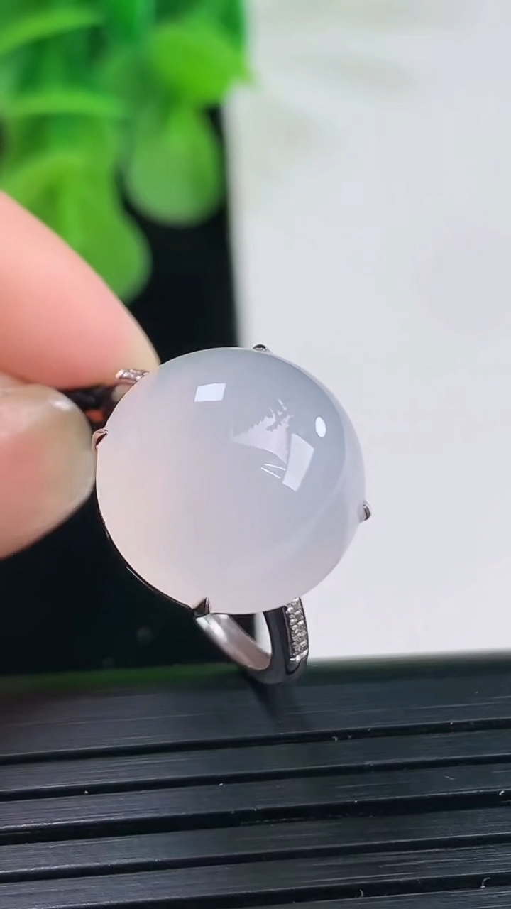 天然A货翡翠蛋面戒指尺寸18.1-14.2重量:3.57g2026年4月11日
工厂直销收藏佳品,种好水足，色泽均匀，有种有色，上手高大气！