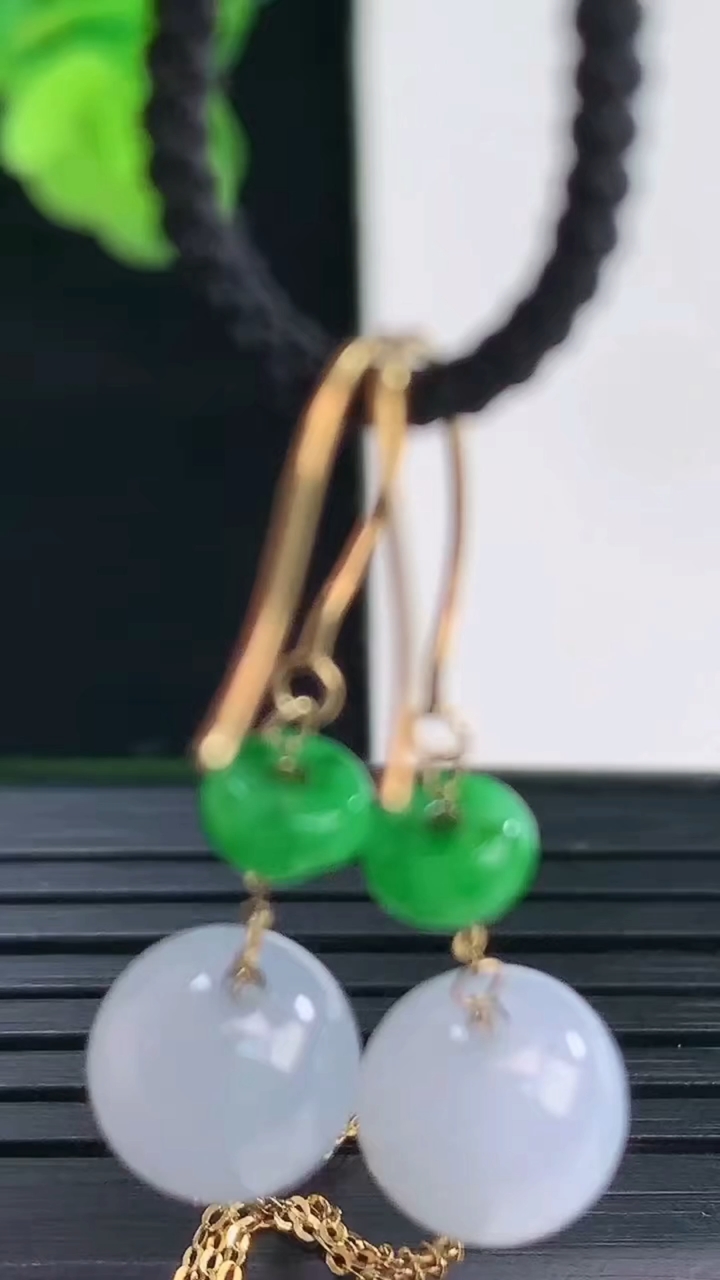 天然A货翡翠18K金紫罗兰圆珠耳坠尺寸8.5重量:2.85g4月11日
工厂直销收藏佳品,种好水足，色泽均匀，有种有色，上手高大气！