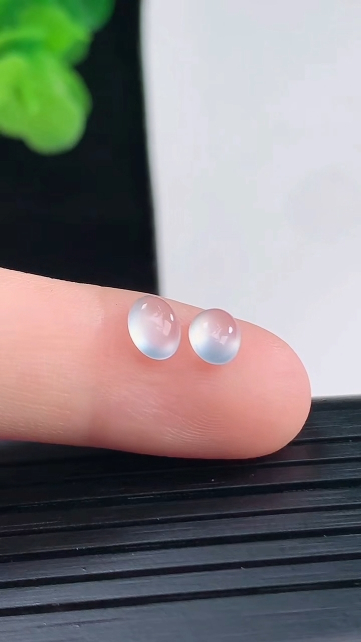 天然A货翡翠蛋面镶嵌件一对尺寸5.5-4.5-2.1重量:0.34g
4月11日