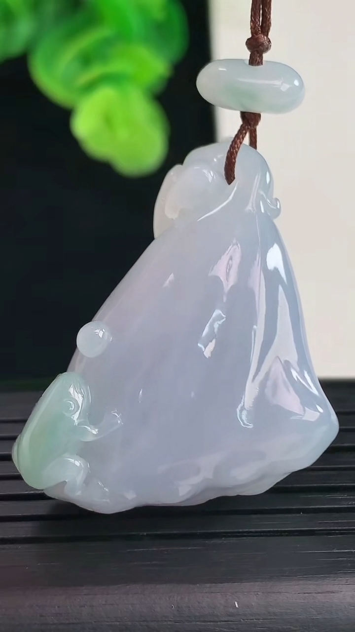 天然A货翡翠春带彩紫罗兰莲蓬吊坠尺寸40.1-30.5-12.3重量:21.05g
4月11日