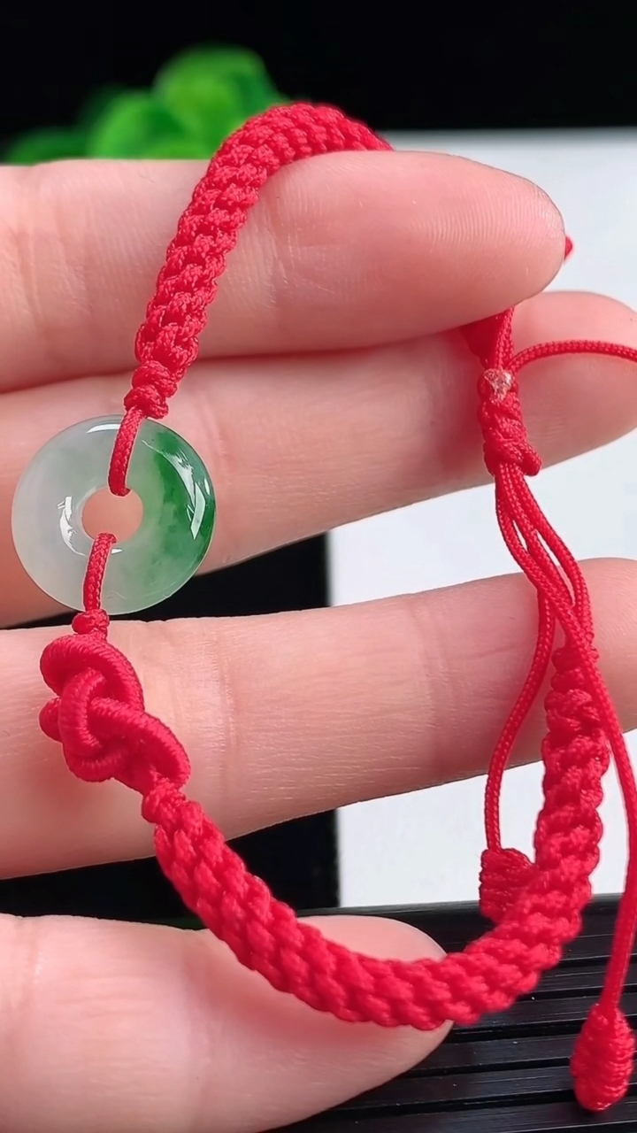 天然A货翡翠飘花平安扣手绳尺寸12.9-3重量:2.08g
4月11日