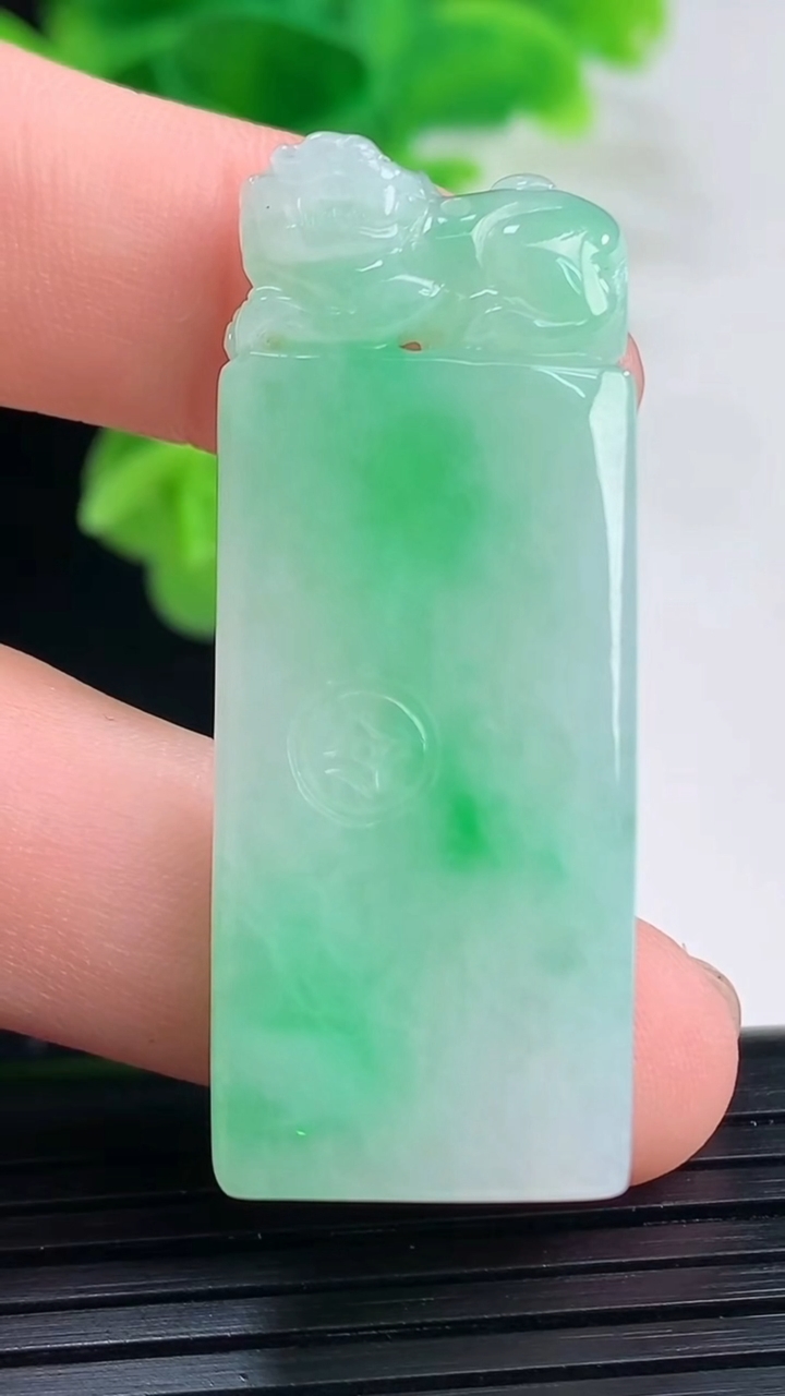 天然A货翡翠貔貅印章尺寸42.5-16.7-7.3重量:15.83g
4月11日