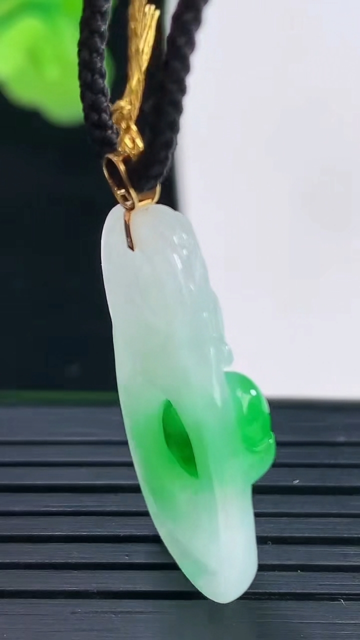 天然A货翡翠财神爷吊坠尺寸33.9-15.7-5.1重量:4.34g
4月11日