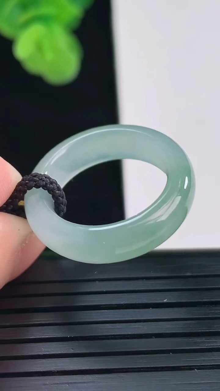 天然A货翡翠飘花指环戒指尺寸16.7-5.7-3.7重量:3.88g2026年4月11日
工厂直销收藏佳品,种好水足，色泽均匀，有种有色，上手高大气！