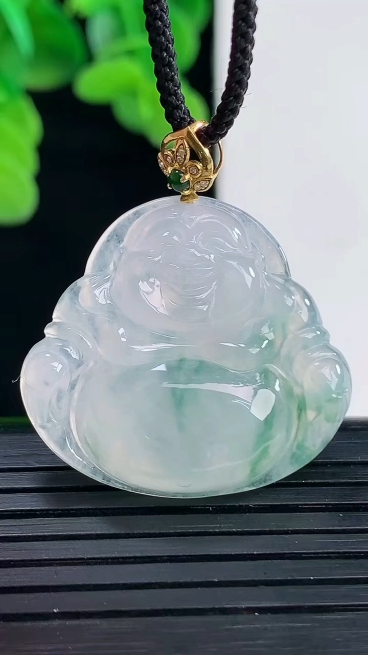 天然A货翡翠18K金飘花佛公吊坠尺寸26.7-29.4-5.5重量:6.66g
4月11日