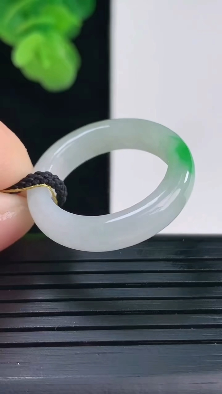 天然A货翡翠指环戒指尺寸19.4-5.1-3.5重量:4.19g2026年4月11日
工厂直销收藏佳品,种好水足，色泽均匀，有种有色，上手高大气！