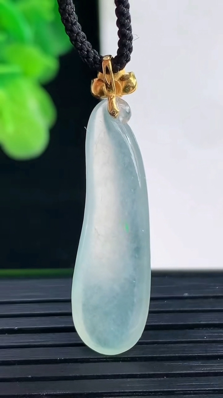 天然A货翡翠福瓜吊坠尺寸38.1-10.1-3.7重量:2.57g
4月11日