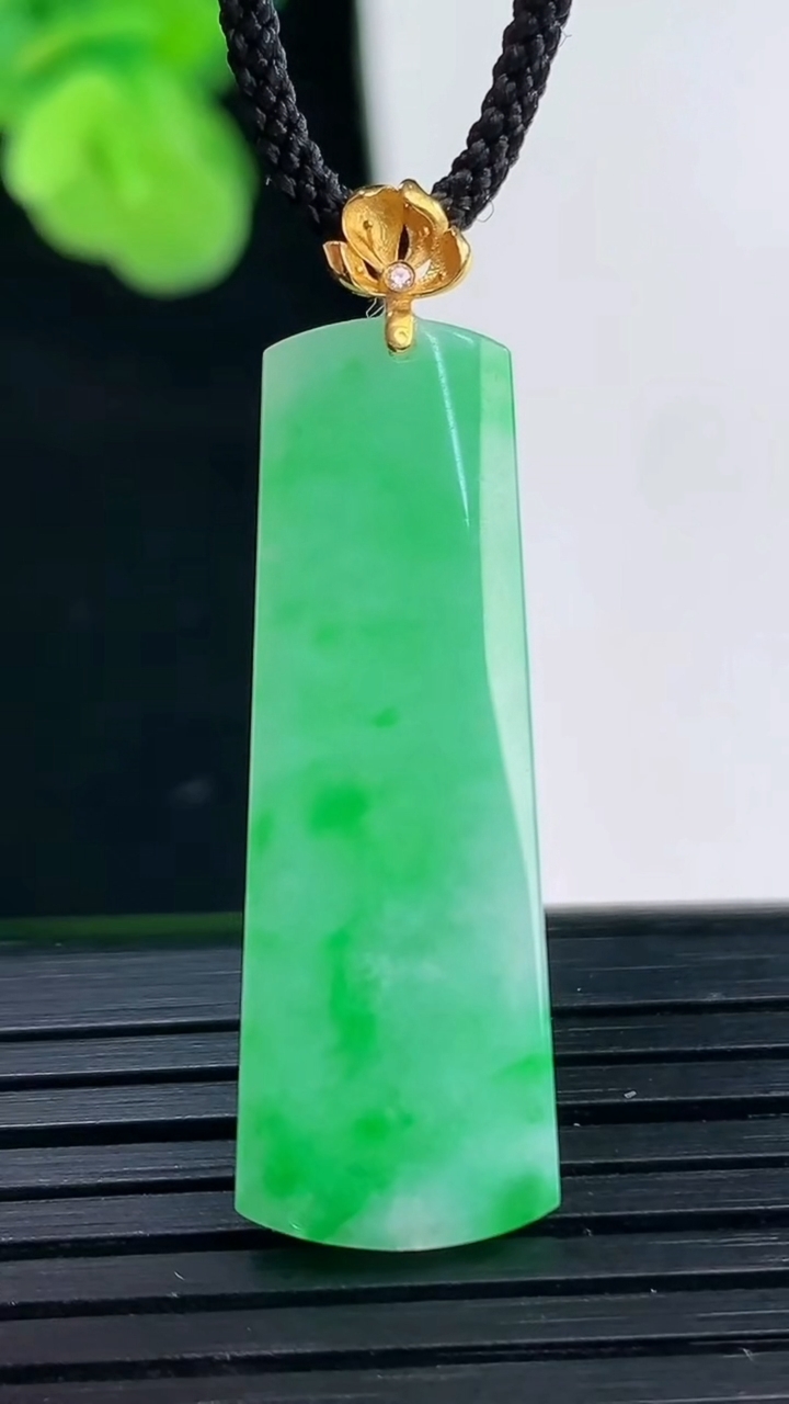 天然A货翡翠无事牌吊坠尺寸33.7-11.6-2.8重量:2.79g
4月11日