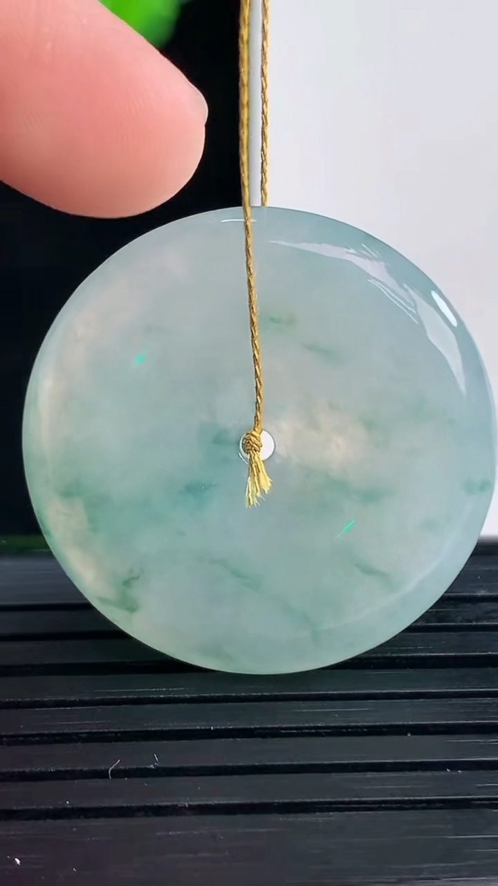 天然A货翡翠飘花平安扣吊坠尺寸28.3-5.5重量:10.00g
4月11日