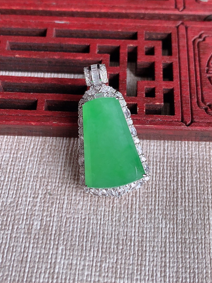 天然A货翡翠18K金伴钻镶嵌甜绿无事牌吊坠 
尺寸38-15.5-9裸石19.5-12.3mm 重量5.26g 0410