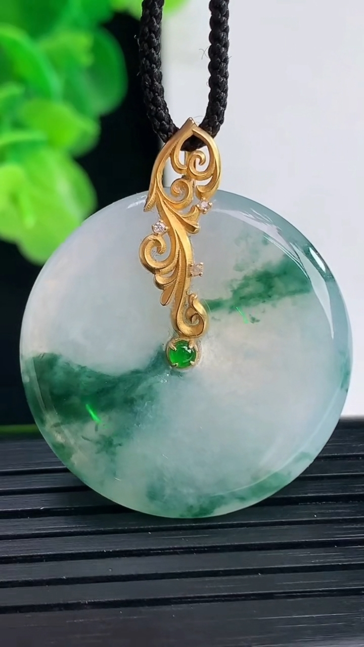 天然A货翡翠18K金飘花平安扣吊坠尺寸30.2-4.6重量:10.05g
4月11日