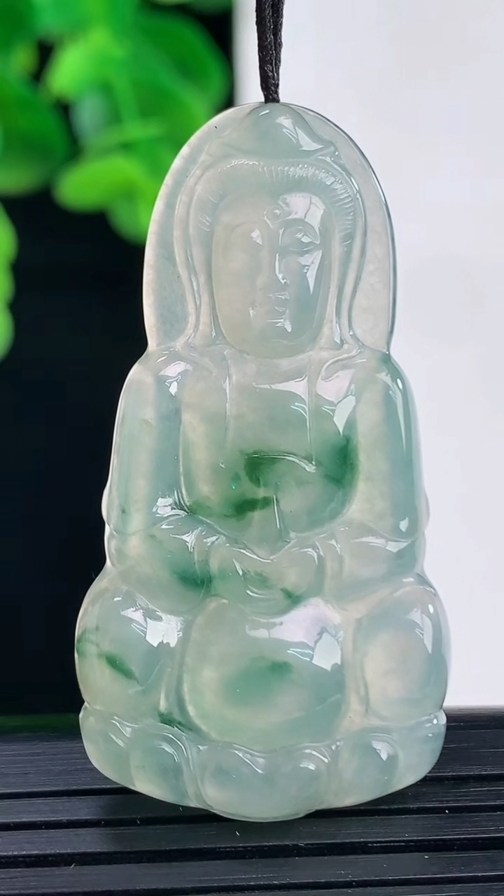 天然A货翡翠冰种飘花观音菩萨吊坠尺寸46.4-24.2-4重量:8.37g
4月11日