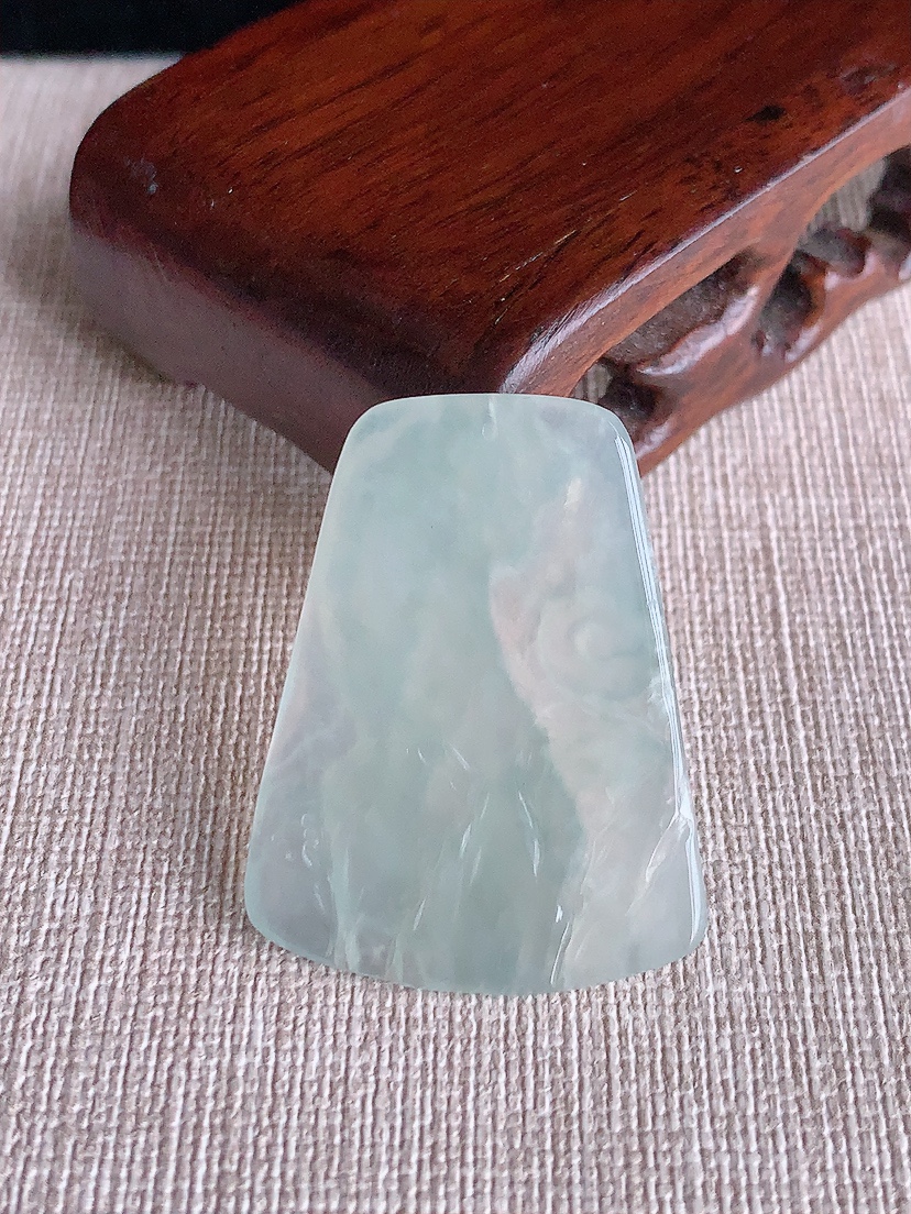 天然A货翡翠晴水生肖虎吊坠 
尺寸36-27.6-4.2mm 重量7.48g 0410