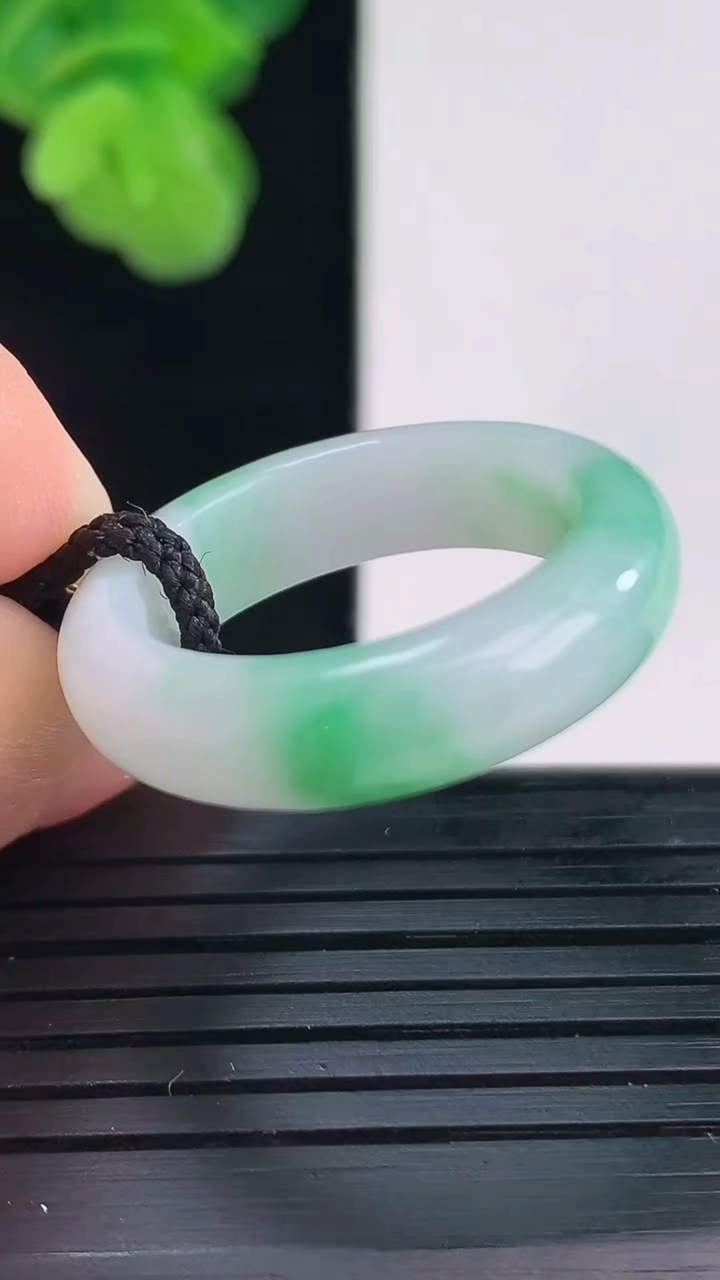 天然A货翡翠指环戒指尺寸19.1-5.7-3.4重量:4.51g2026年4月11日
工厂直销收藏佳品,种好水足，色泽均匀，有种有色，上手高大气！