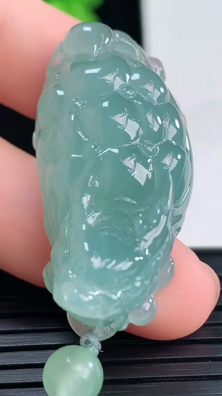 天然A货翡翠龙龟吊坠尺寸37-18.2-14.1重量:18.35g
4月11日