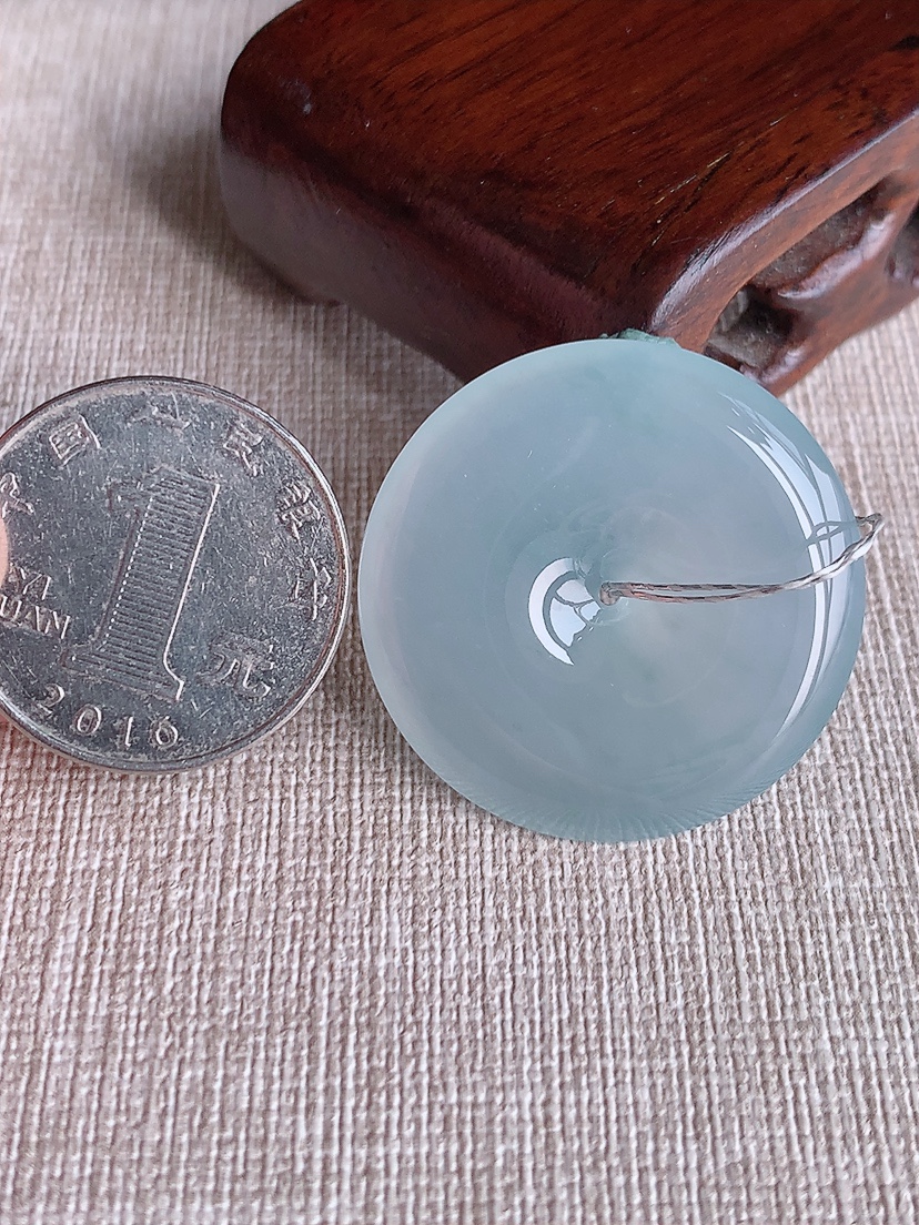 天然A货翡翠飘花平安扣吊坠 
尺寸31.5-5.8mm 重量12.70g 0410