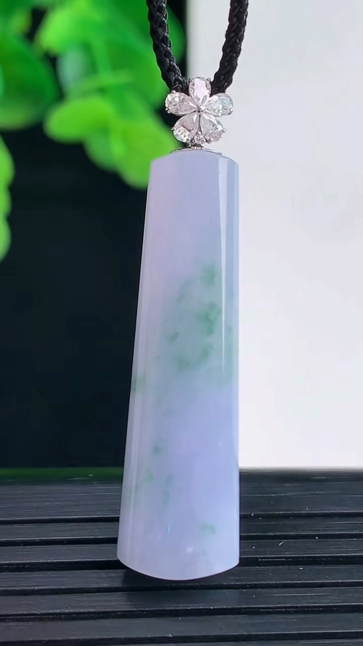 天然A货翡翠18K金紫罗兰飘花无事牌吊坠尺寸41.7-9.7-5.8重量:5.17g
4月11日