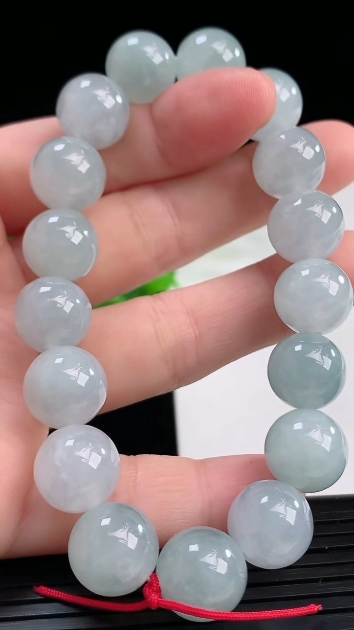 天然A货翡翠圆珠手串尺寸11-17颗重量:45.85g4月11日
工厂直销收藏佳品,种好水足，色泽均匀，有种有色，上手高大气！