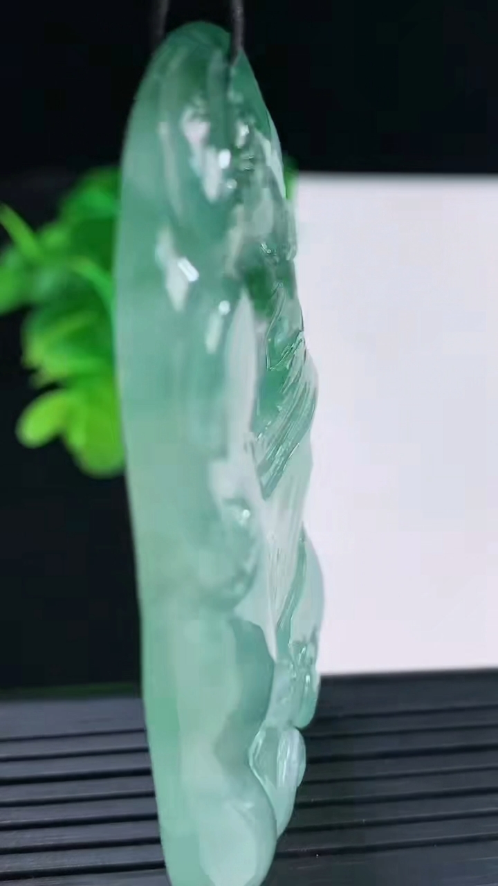 天然A货翡翠飘花观音菩萨吊坠尺寸69.7-40.7-7.2重量:44.81g
4月11日