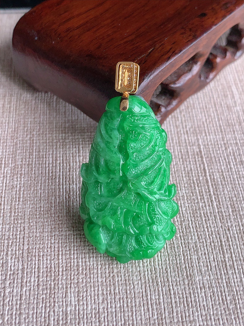 天然A货翡翠18K金镶嵌满绿白菜吊坠  
尺寸43.8-36.8-23-12.5mm 重量15.60