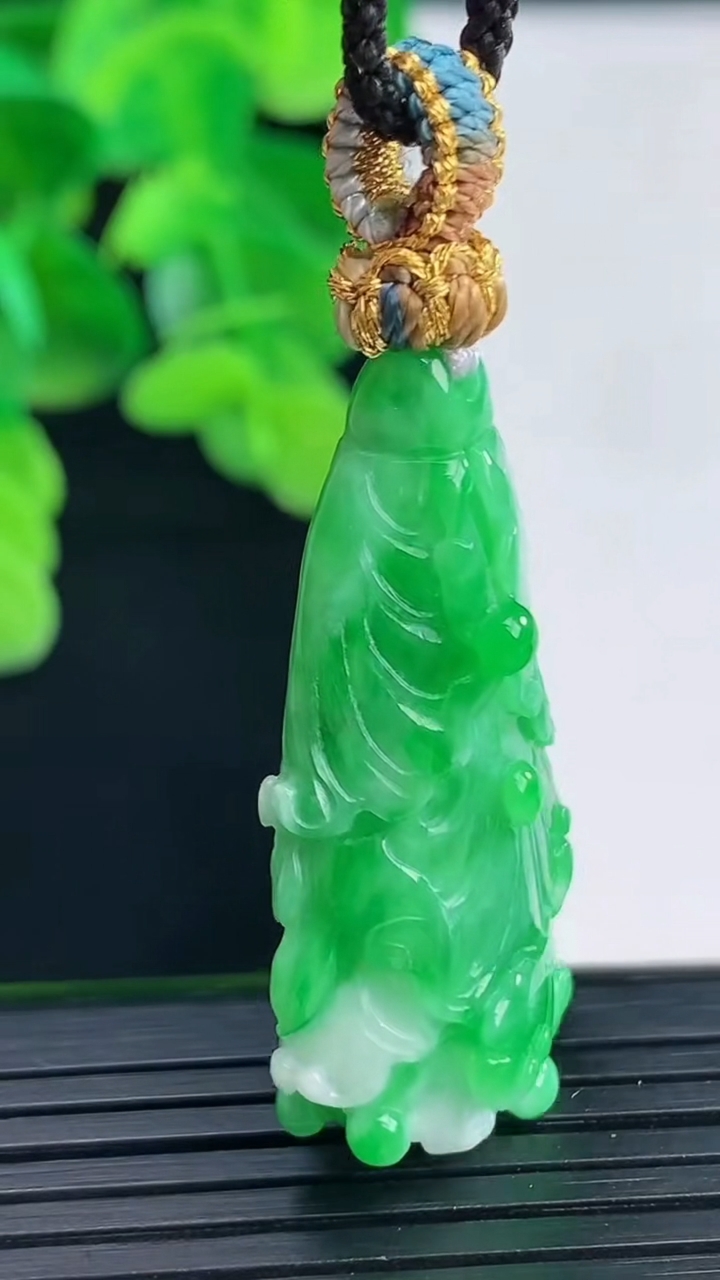 天然A货翡翠白菜吊坠尺寸39-19.9-12重量:12.26g
4月11日