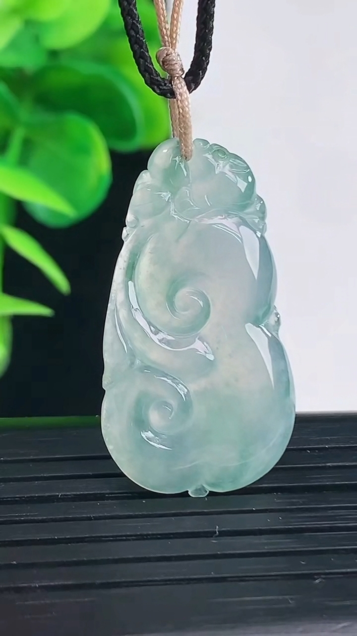 天然A货翡翠飘花如意吊坠尺寸33.4-17.8-3.5重量:4.36g
4月11日