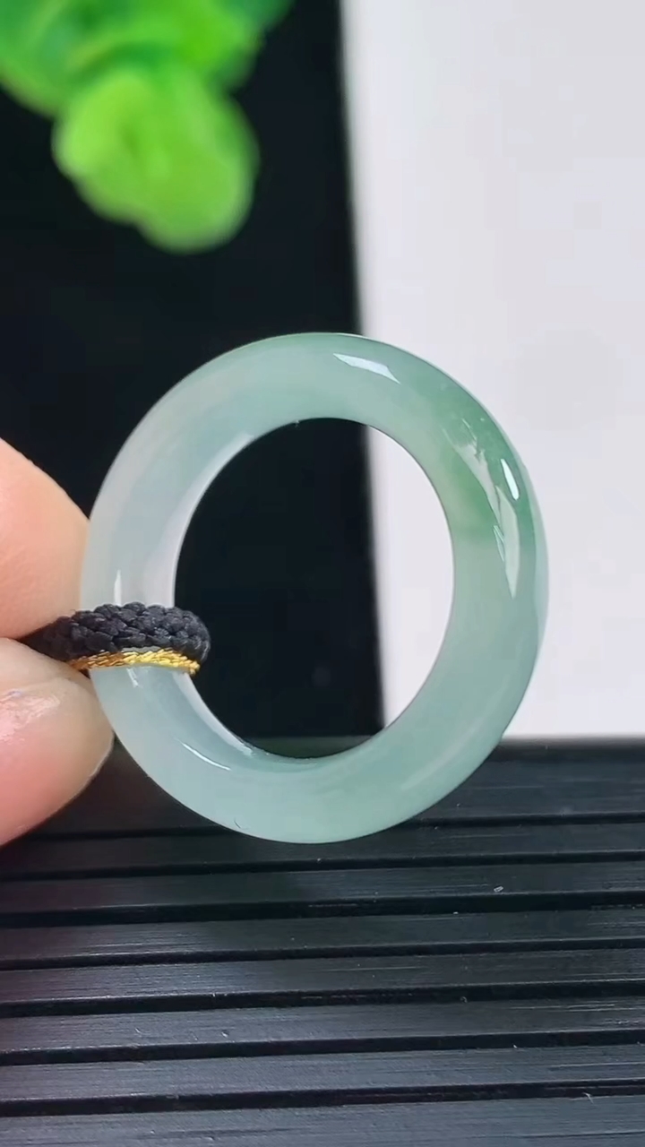 天然A货翡翠飘花指环戒指尺寸16.7-5.7-3.7重量:3.88g2026年4月11日
工厂直销收