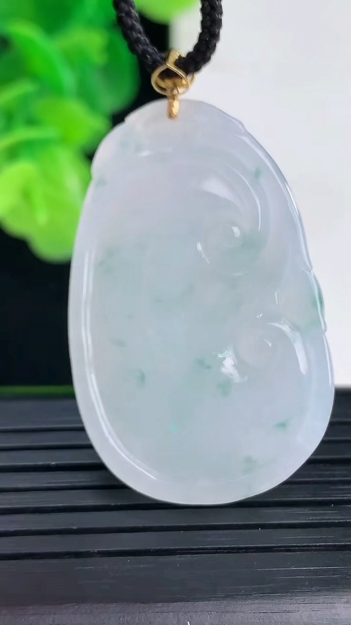 天然A货翡翠18K金飘花如意吊坠尺寸38.4-24.1-5.5重量:10.73g
4月11日