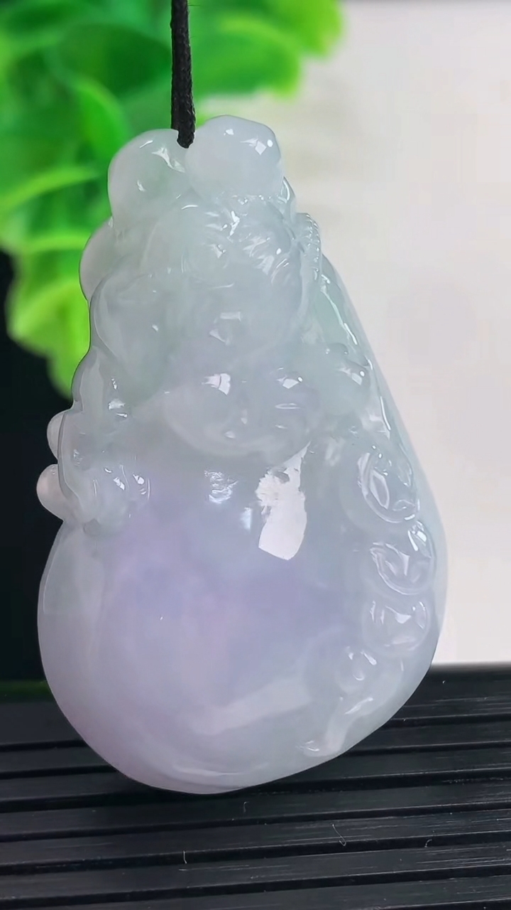 天然A货翡翠紫罗兰福袋吊坠尺寸44.7-29.8-11.5重量:28.77g
4月11日