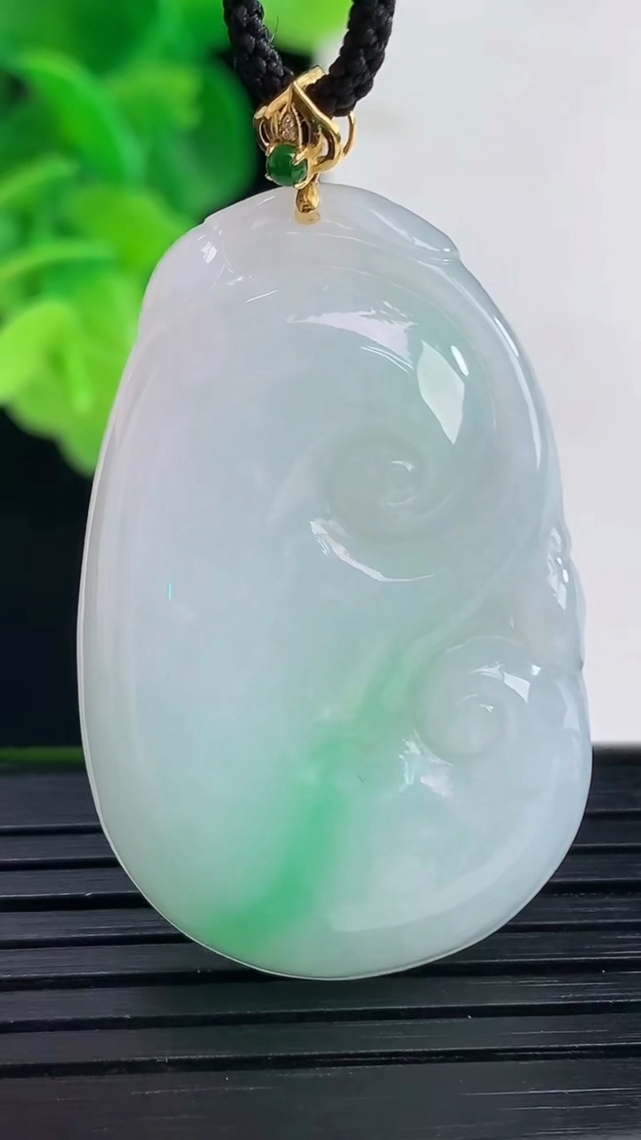 天然A货翡翠如意吊坠尺寸39.9-25.2-5.3重量:10.38g
4月11日