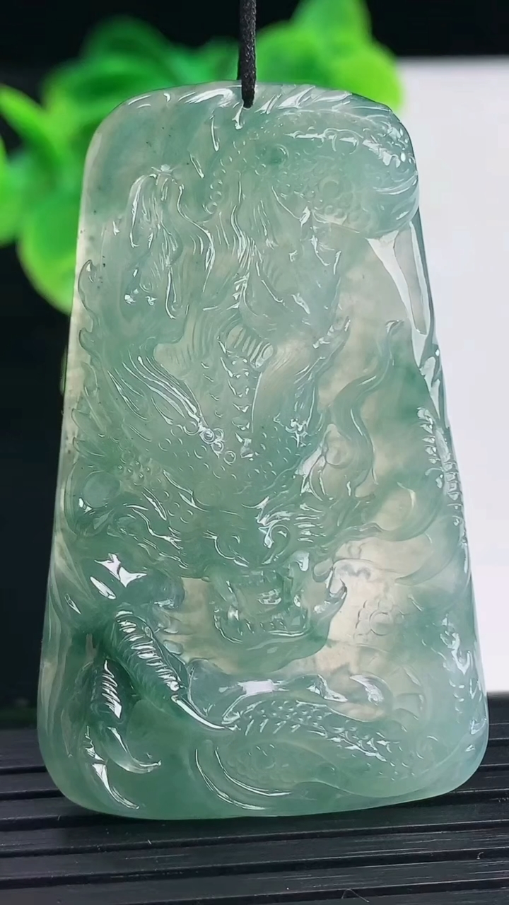 天然A货翡翠飘花龙牌吊坠尺寸54.2-33.3-5.3重量:20.25g
4月11日