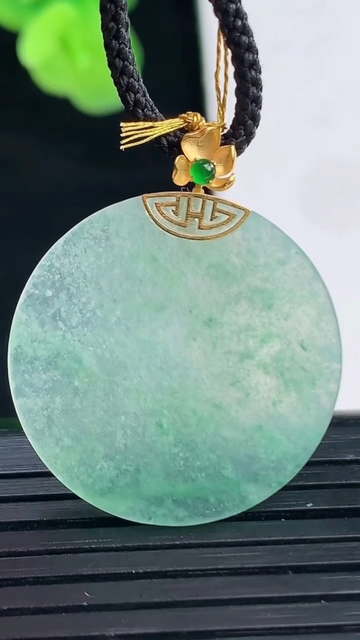 天然A货翡翠无事牌吊坠尺寸25.5-1.6重量:3.09g
4月11日