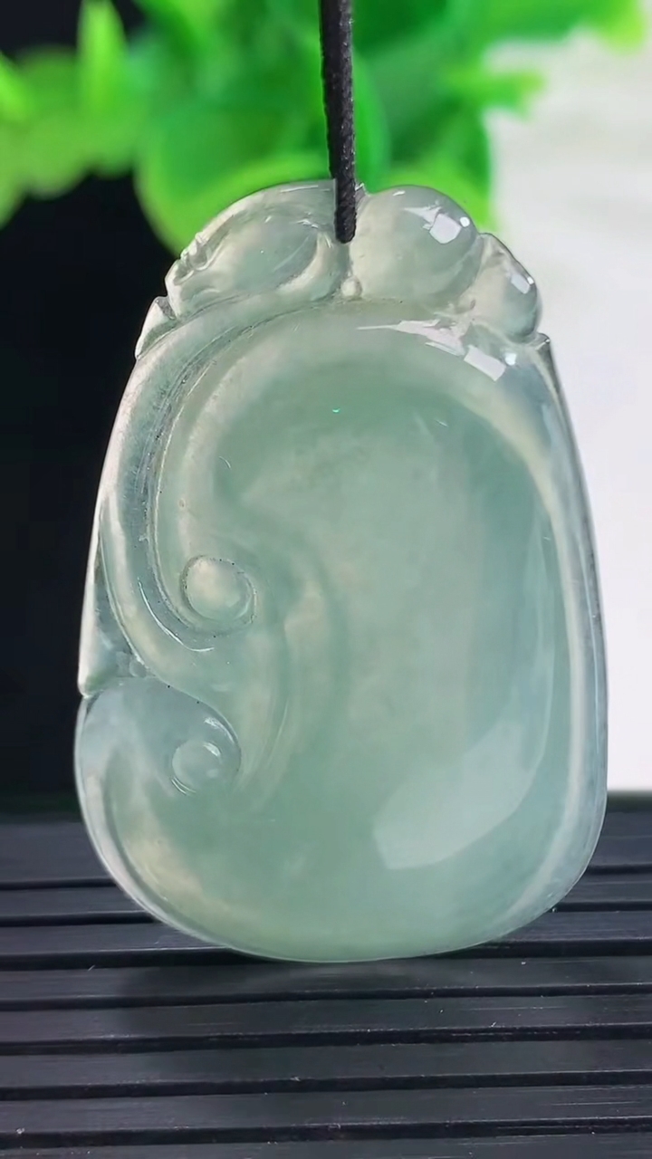 天然A货翡翠如意吊坠尺寸41-26-5重量:9.97g
4月11日