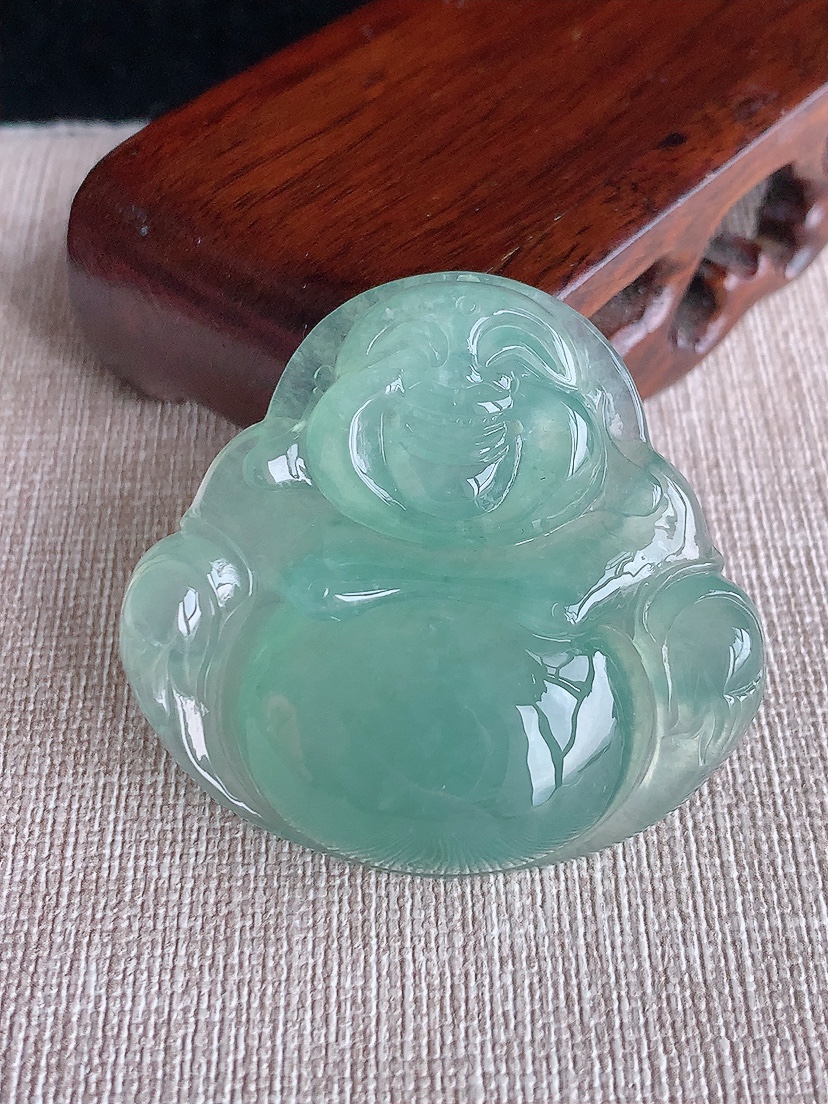 天然A货翡翠晴水大件厚装佛公吊坠  
尺寸42.3-45-10.6mm 重量27.60g 0410