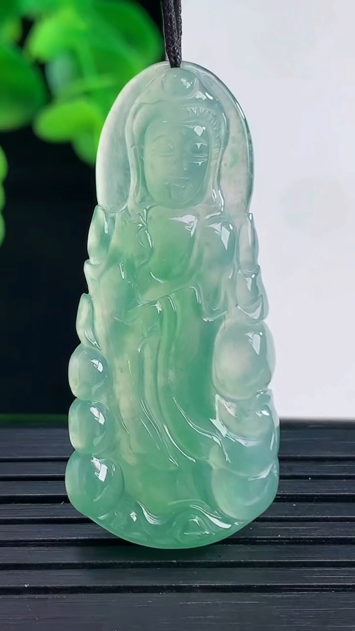 天然A货翡翠观音菩萨吊坠尺寸43.5-19.2-4.2重量:7.36g
4月11日