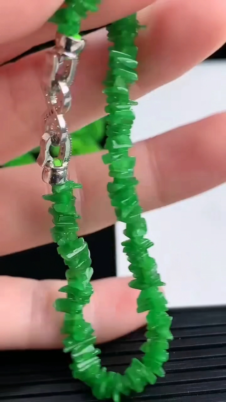 天然A货翡翠原石手串尺寸4.3-3.3-1.5重量:6.51g4月11日
工厂直销收藏佳品,种好水足，色泽均匀，有种有色，上手高大气！