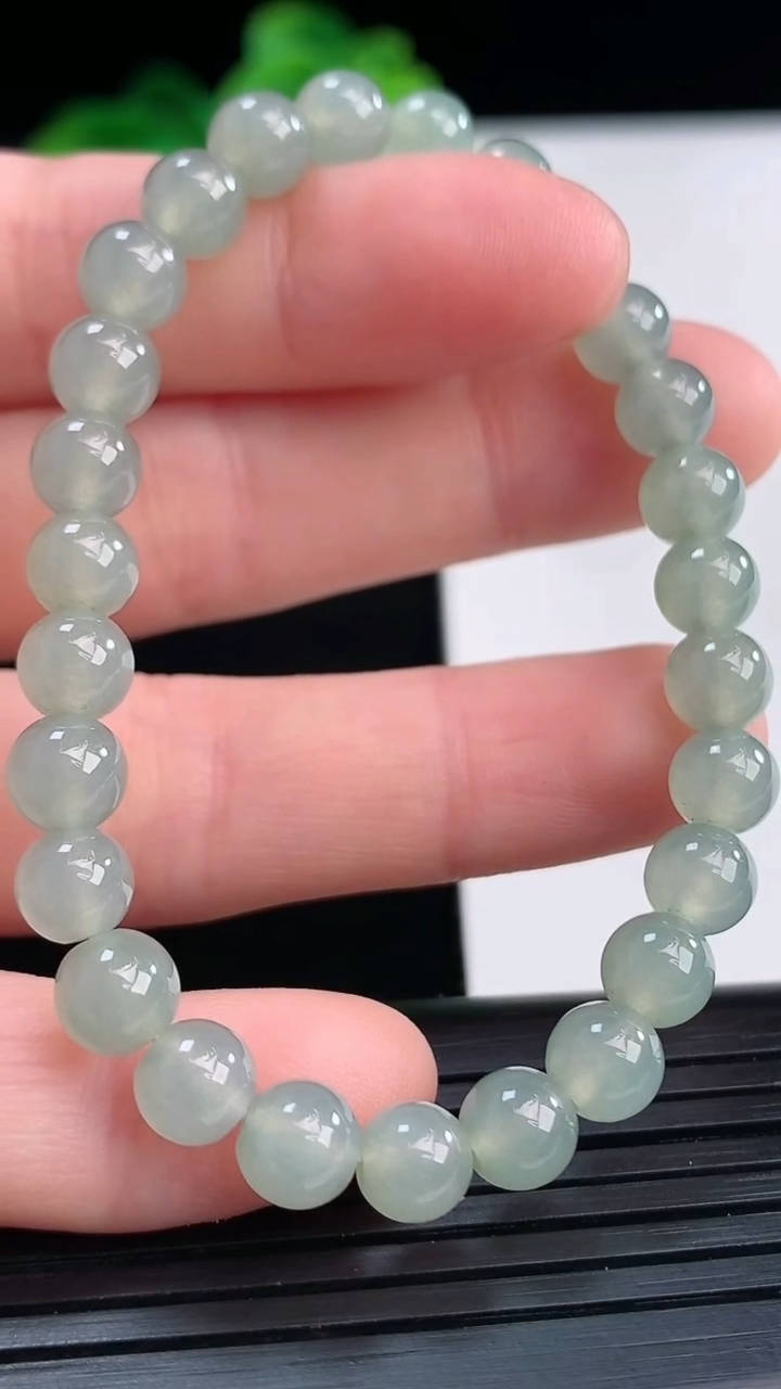 天然A货翡翠圆珠手串尺寸6-27颗重量:11.01g4月11日
工厂直销收藏佳品,种好水足，色泽均匀