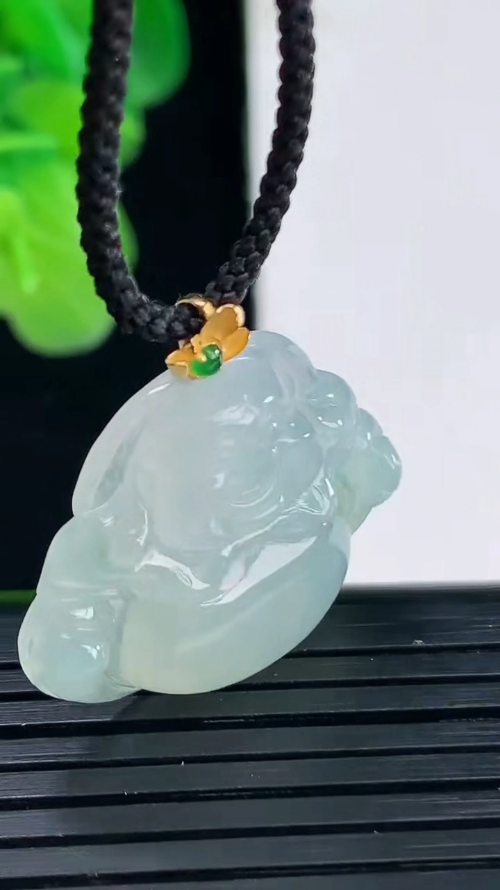 天然A货翡翠18K金飘花佛公吊坠尺寸26-26.5-6.3重量:5.54g
4月11日