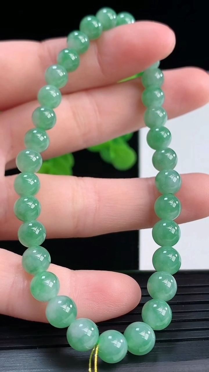 天然A货翡翠圆珠手串尺寸5.8-32颗重量:13.61g4月11日
工厂直销收藏佳品,种好水足，色泽