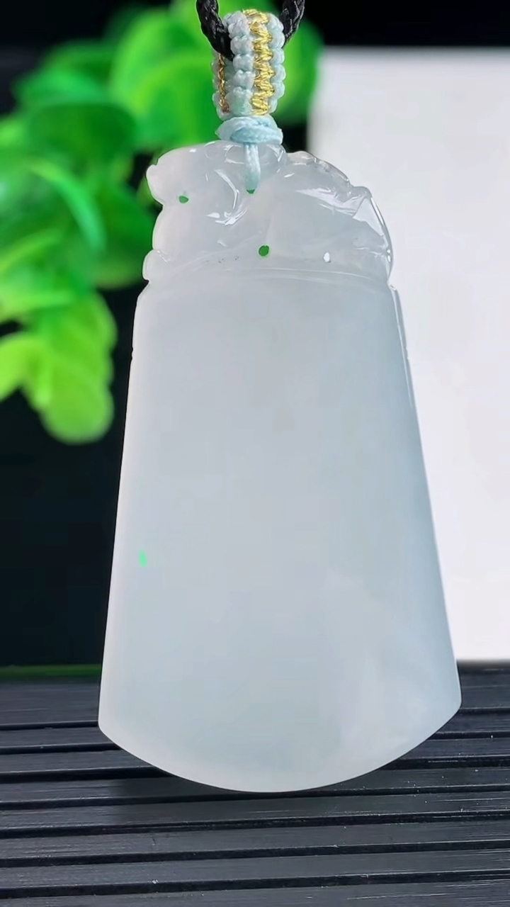 天然A货翡翠仿古无事牌吊坠尺寸48.1-267-5.5重量:18.71g
4月11日