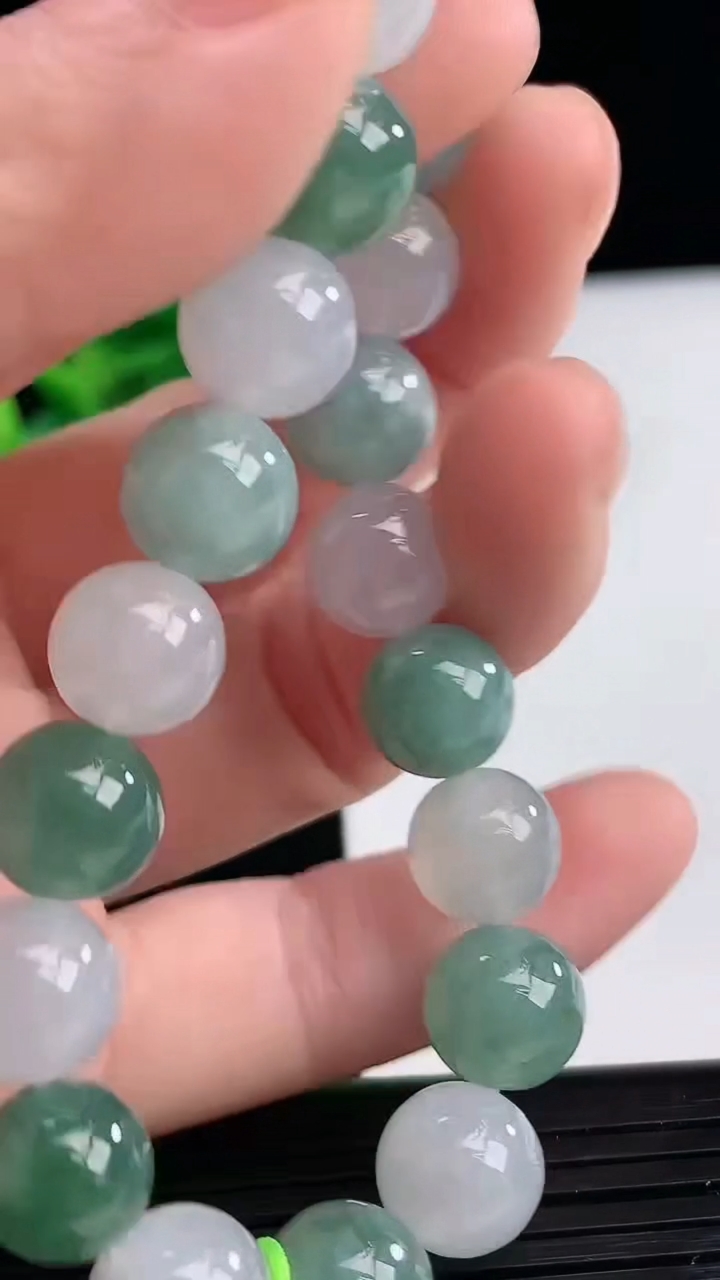 天然A货翡翠圆珠手串尺寸9-20颗重量:30.12g4月11日
工厂直销收藏佳品,种好水足，色泽均匀，有种有色，上手高大气！